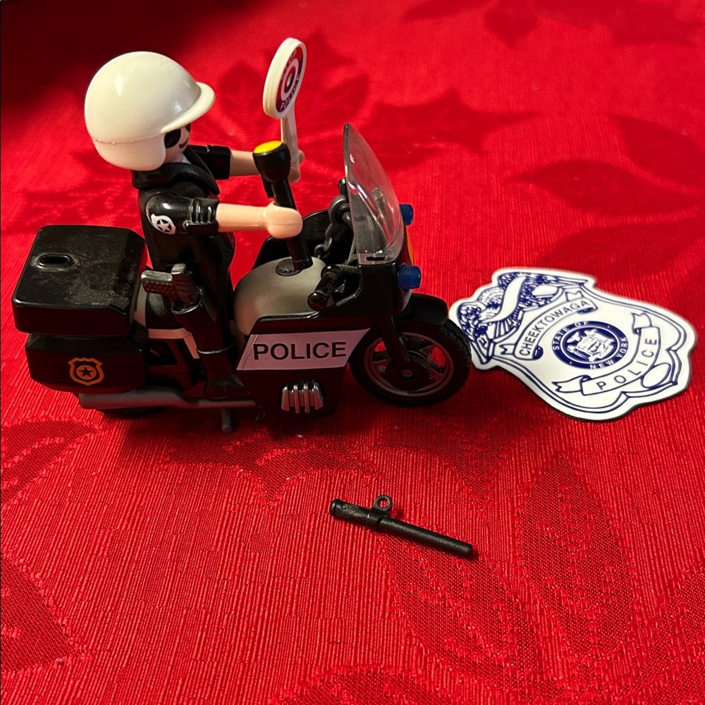 Motorcycle Cop & Magnet🏍️ 👮‍♂️ - Picture 3 of 7